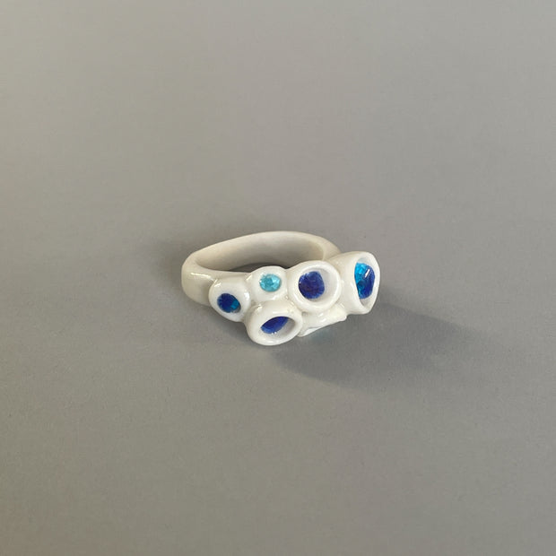 WHITE FLOWERS WITH MURANO GLASS RING